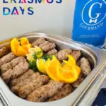 Grillezett húsrudak narancs- és citromszeletekkel díszítve