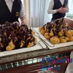 Két tál csokoládéöntetes profiterol a büféasztalon