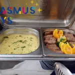 Püré és húsrudak a nyitott melegentartóban