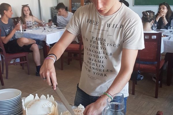 Aradi barátunk felvágja a tortát