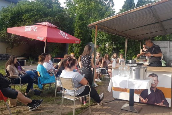 Bede Róbert tanítja az Aradiakat.