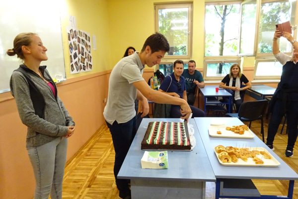 Fölvágjuk a nemzeti trikolor sütit