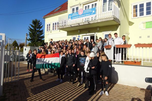 Közös szavalás a Gourmand Középiskolában