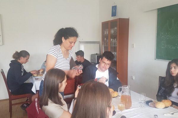 Nemzeti színű karkötöt ajándékozunk