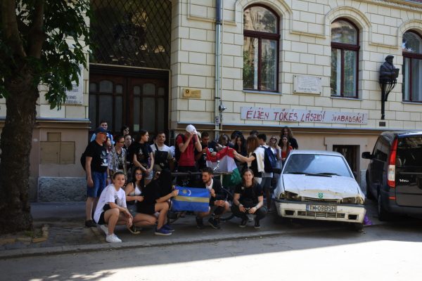 Tőkés László egykori Temesvári háza előtt